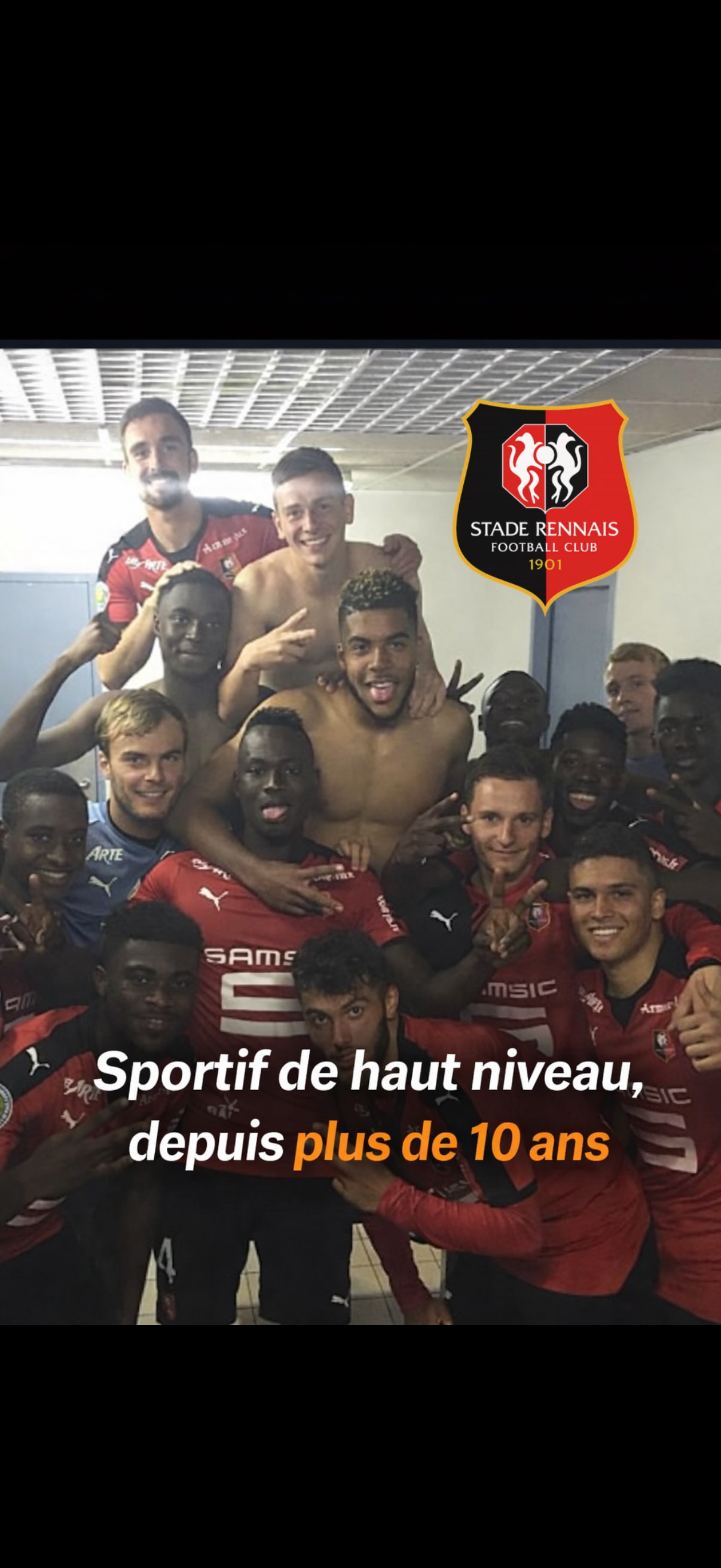 Maxime Fleury avec plusieurs joueurs de football